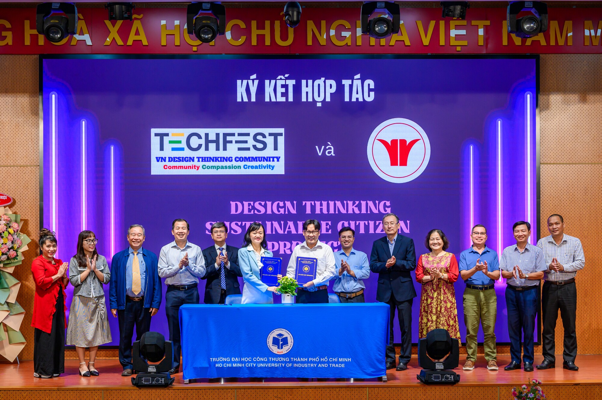 Ông Trương Vũ Linh – CEO Công ty CP Hiền Nhân Group và Bà Dương Tường Nhi – Trưởng Làng Design Thinking ký kết hợp tác tại Lễ ra mắt Dự án Công dân Bền vững