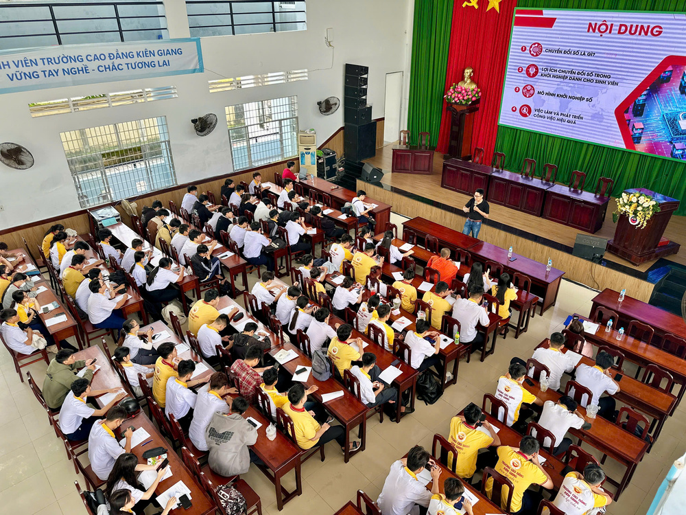 Không khí nghiêm túc cùng sự tập trung cao độ của các bạn sinh viên khi lắng nghe chuyên đề
