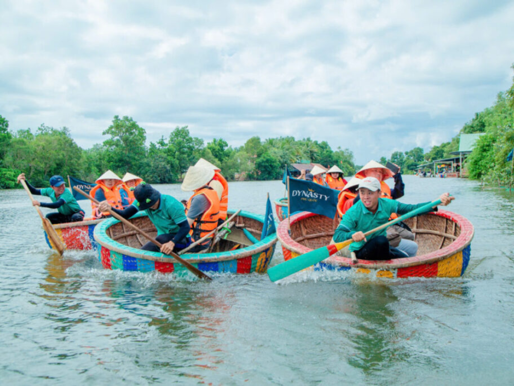 Tour thuyền thúng, phải nhúng mới vui