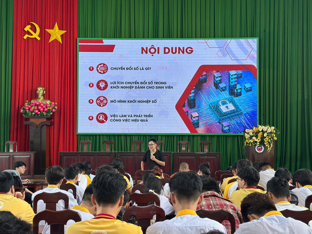 Buổi chia sẻ với định hướng nâng cao nhận thức cho tân sinh viên