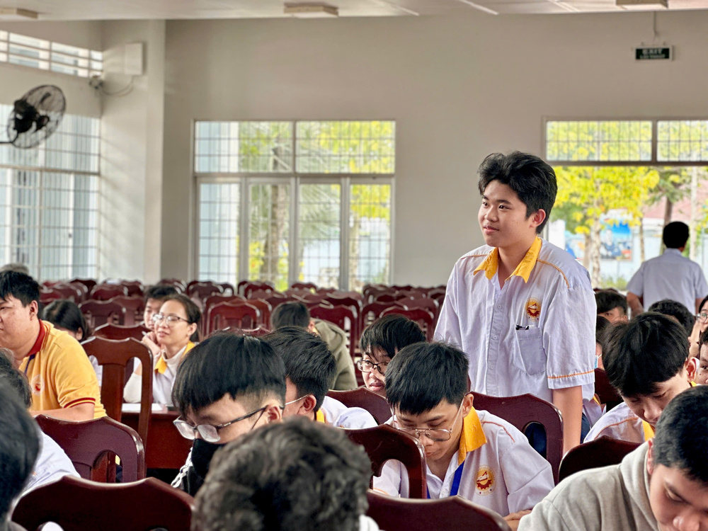 Sinh viên Trường Cao Đẳng Kiên Giang lắng nghe về khó khăn trong giai đoạn thành lập của Hiền Nhân Group