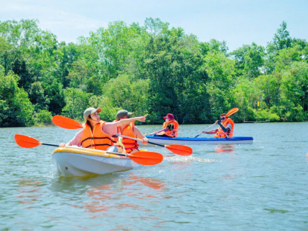 Chèo thuyền Kayak trên sông trải nghiệm không nên bỏ lỡ