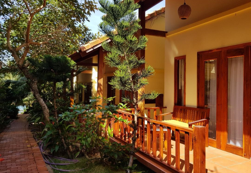 Nhà rông hướng vườn nhìn biển