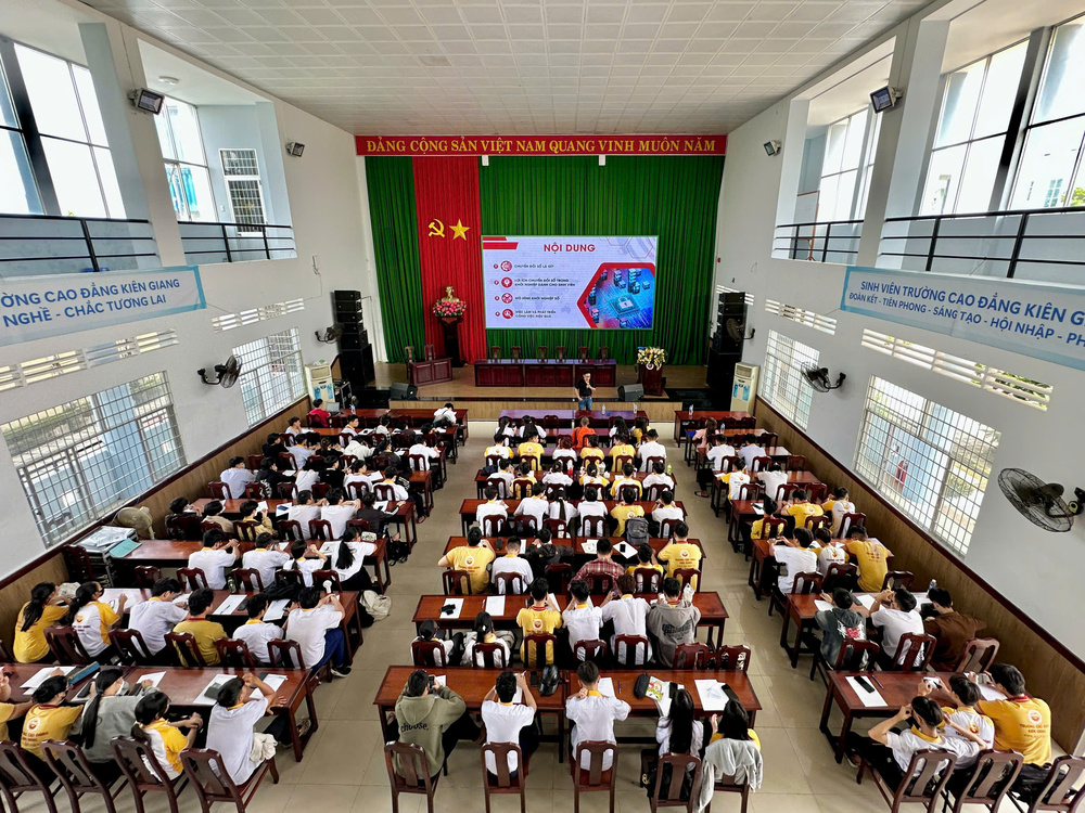Không khí nghiêm túc cùng sự tập trung cao độ của các bạn sinh viên khi lắng nghe chuyên đề